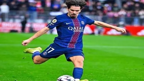 中国速度滑冰男团勇夺亚冬会追逐赛金牌，央视新闻客户端播报第26金荣耀时刻！